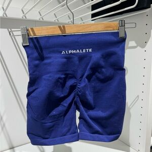 ALPHALETE AMPLIFY SHORTS 4.5